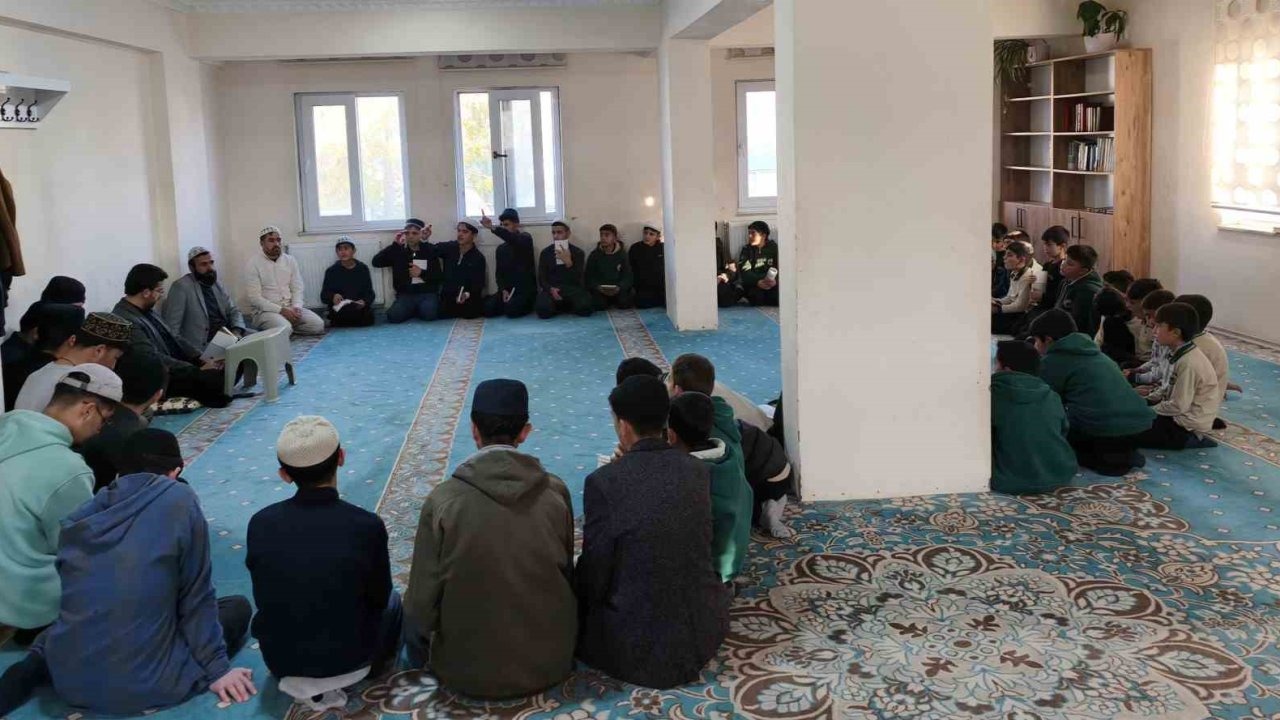 Çaldıran’da Geleceğin Hafızları Kitaplarla Buluşuyor: "Kitap Tahlili Programı" Başladı