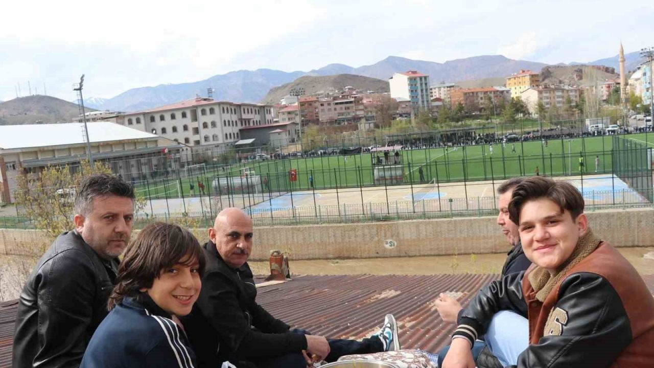 Çatıya Çıkıp Hem Kaygana Yediler Hem Takımlarını Desteklediler