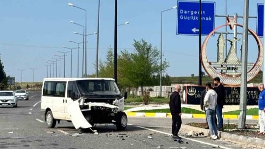 Dargeçit Kavşağında Kaza: 2 Yaralı Hastaneye Kaldırıldı
