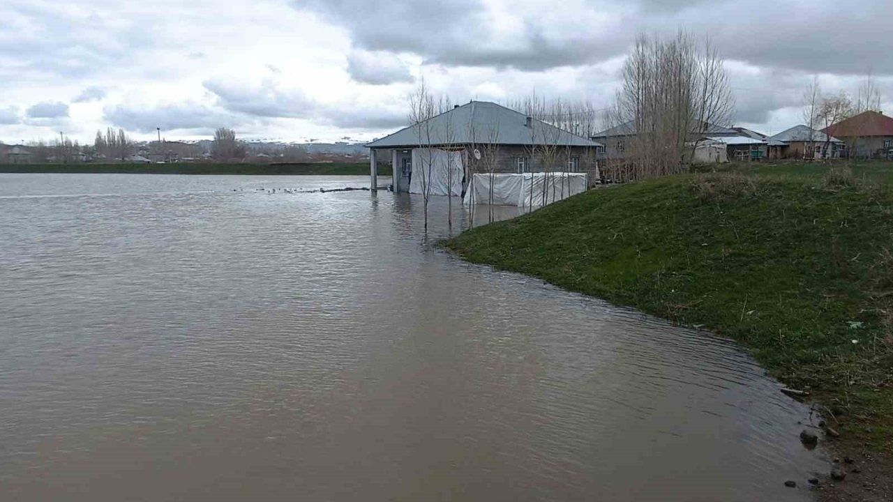 Dere Taştı Evler Tahliye Edildi