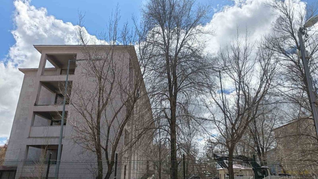 Diyadin Eski Hükümet Konağı Yıkım Çalışmaları Başladı