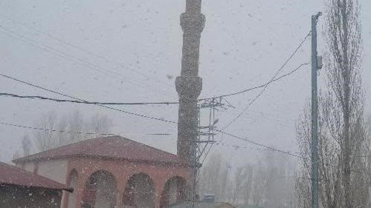 Diyadin’de Bahar Karı: Kuşburnu Köyü Nisan Ayında Beyaza Büründü