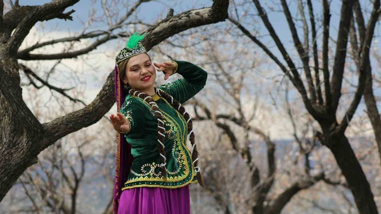 Doğanın Uyanışı Dansla Taçlandı: Kars’ta Meyve Bahçeleri Kafkas Figürleriyle Renklendi