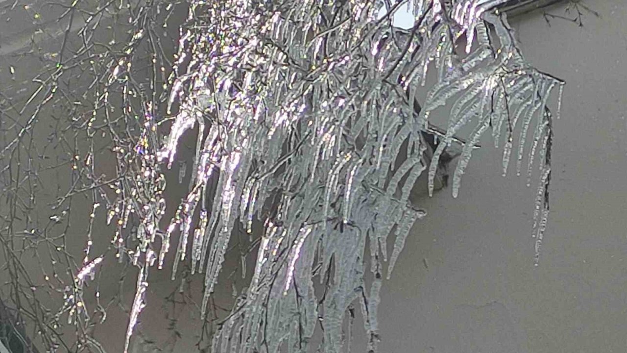 Dondurucu Soğuklar Ardahan’ı Buzdan Bir Masala Dönüştürdü