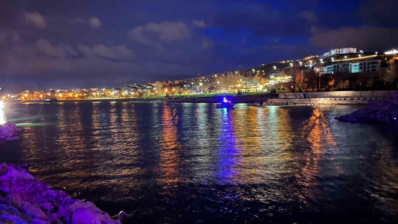 Edremit Limanı’nda Hareketli Dakikalar: Van Gölü’nde Kaybolan Şahıs Her Yerde Aranıyor