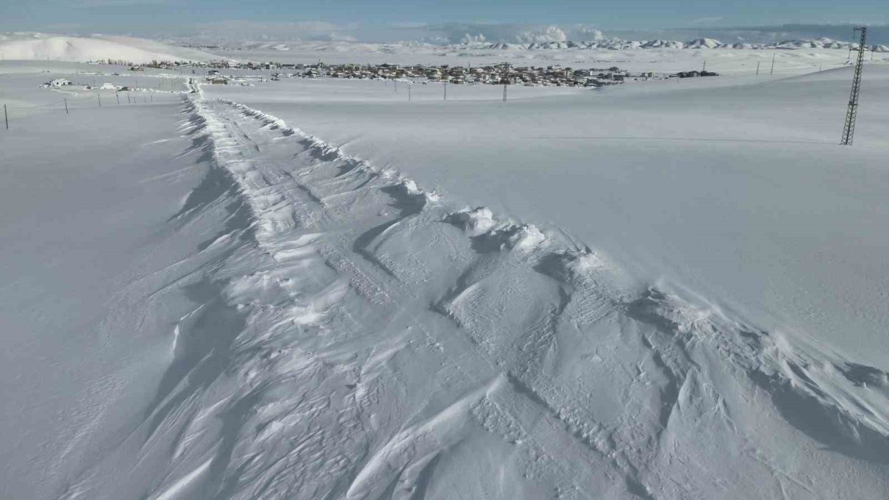 Eksi 17 Derecede Kar Mesaisi: Karayazı'da Kapalı Köy Yolları Tek Tek Açılıyor