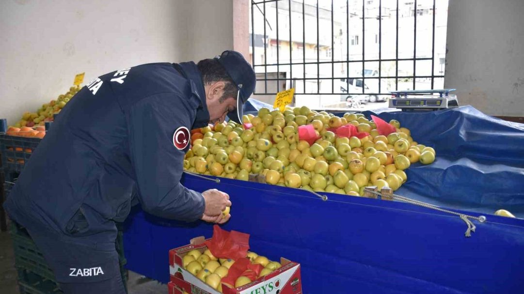 Elmada Pes Dedirten Etiket Hilesi Zabıtaya Takıldı