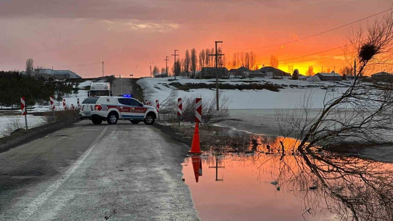 Erzurum Karayazı’da Gölet Taştı: Ekiplerin Saatler Süren Tahliye Mesaisi