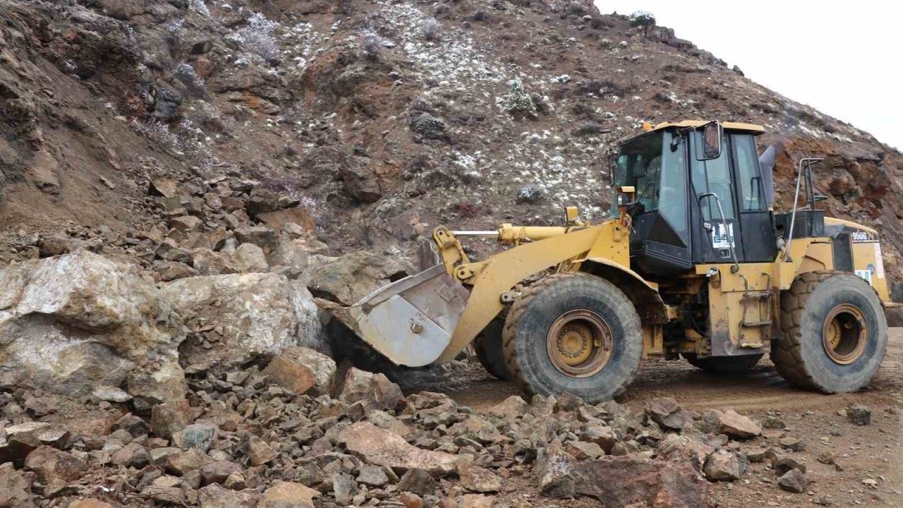 Erzurum Oltu’da Kar ve Yağmur Sonrası Heyelan