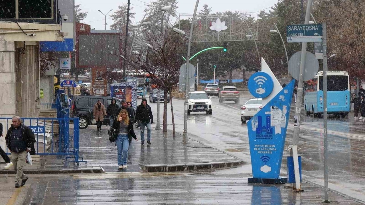 Erzurum’da Bahar Beklerken Kar Sürprizi: Kent Merkezi Beyaza Büründü