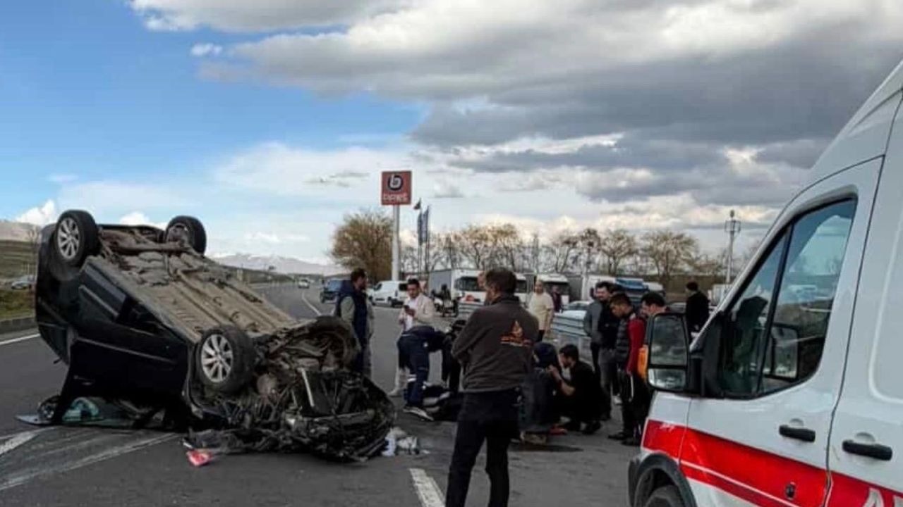 Erzurum'da Korkutan Kaza: Hafif Ticari Araç Otomobille Çarpışıp Ters Döndü