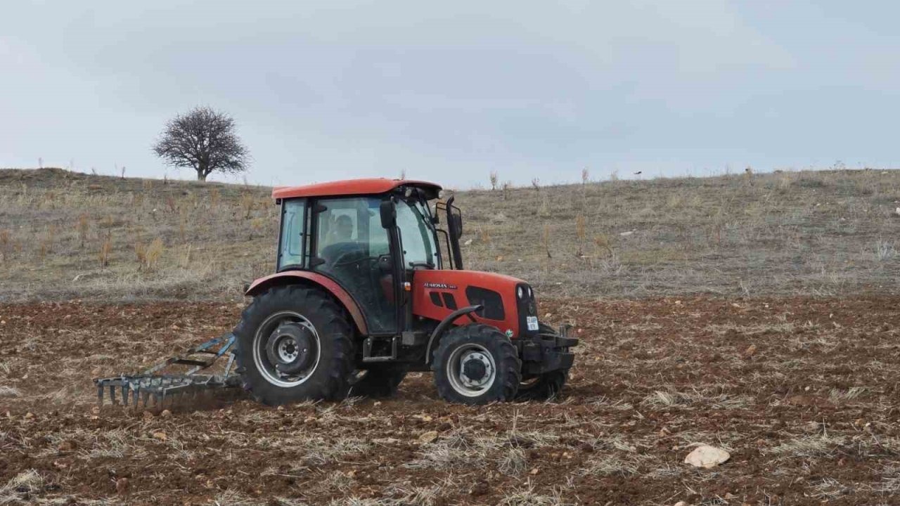 Erzurumlu çiftçiler baharın gelmesiyle tarlalarına geri döndü