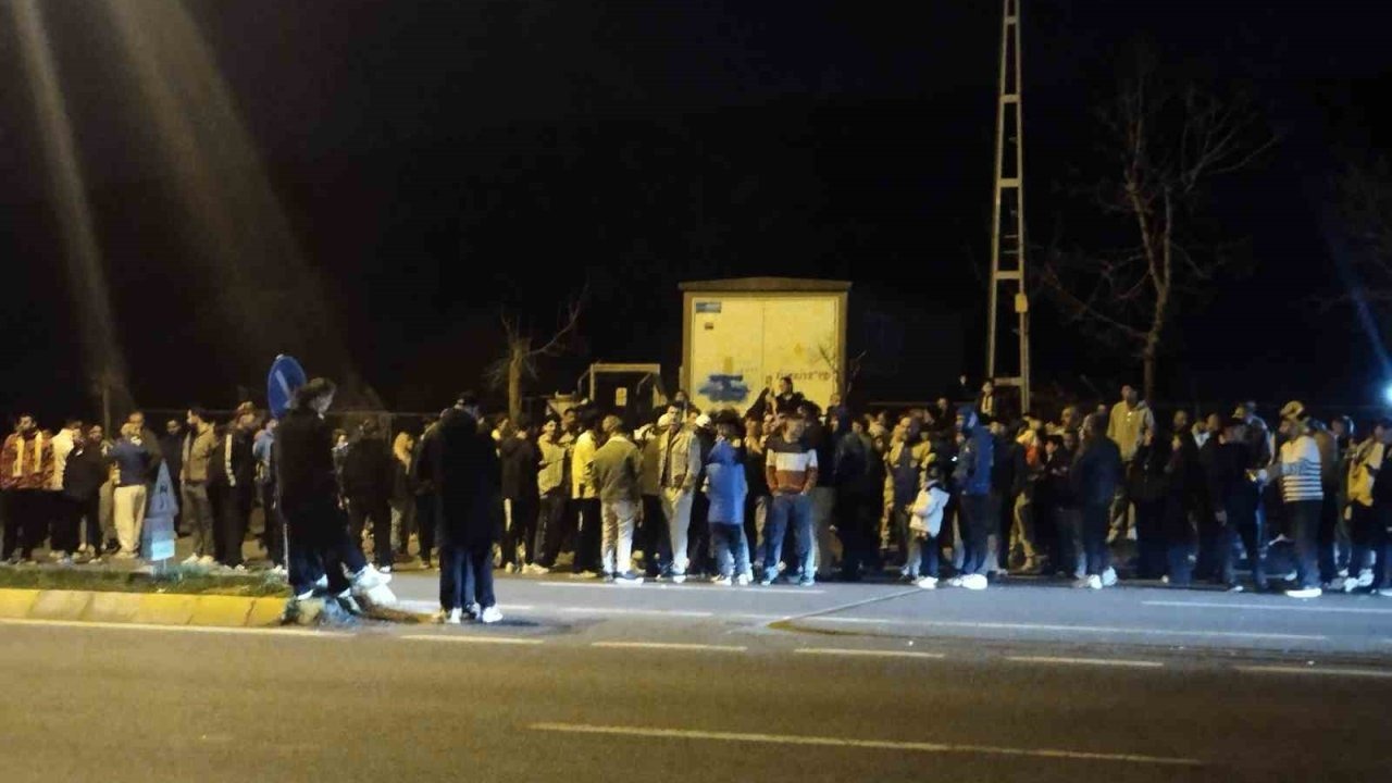 Fenerbahçe Derbi Galibiyetini Samandıra’da Coşkuyla Kutladı