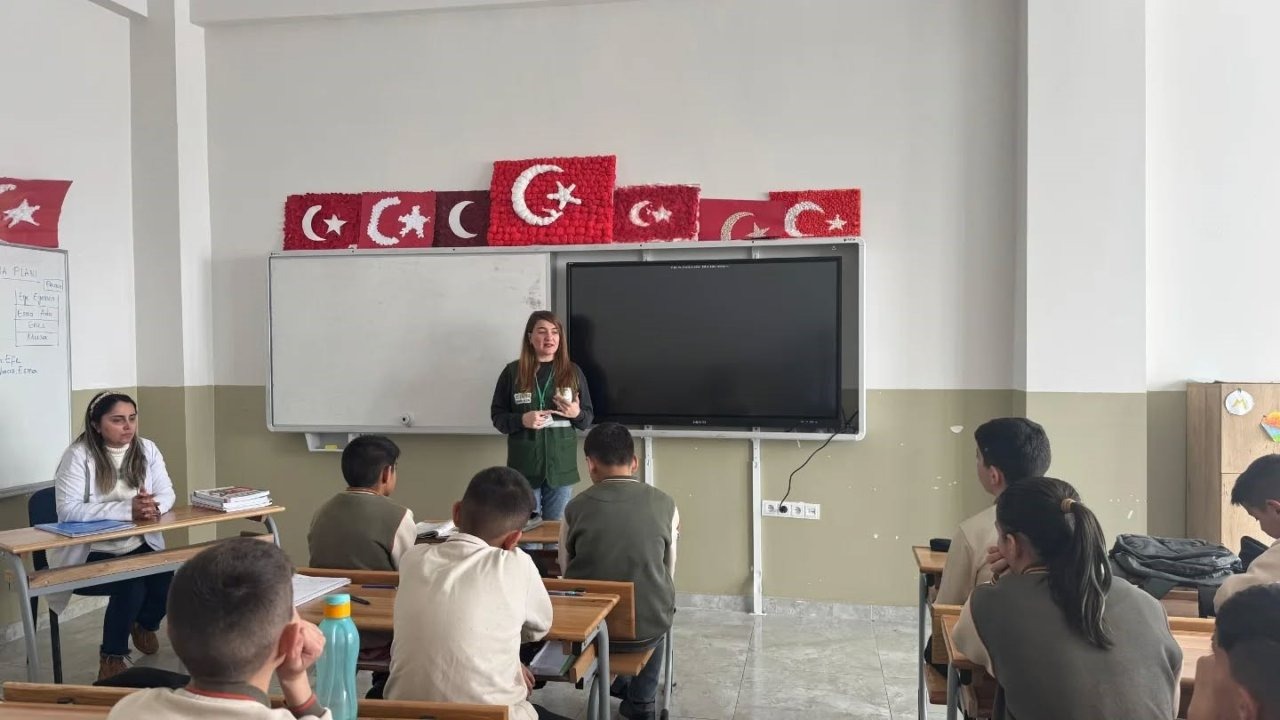 Gençler Geleceğe Sağlıkla Hazırlanıyor! Kars Yeşilay’dan Anlamlı Eğitim Programı
