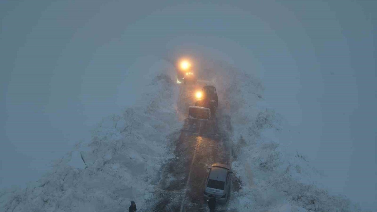 Hasköy-Mutki Güvenlik Yolunda Kar Esareti: Kar Kalınlığı 4 Metreyi Buldu