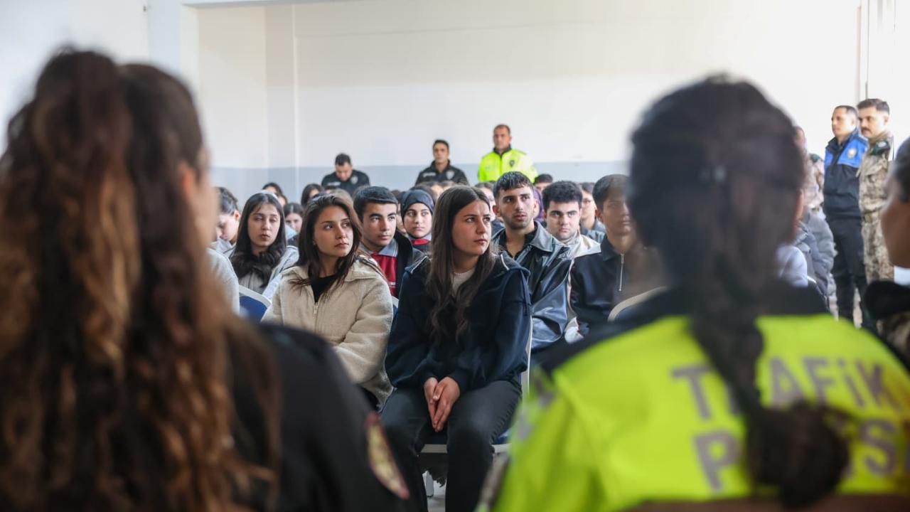 Iğdır Emniyeti Liselilerle Buluştu: Siber Güvenlik ve Kariyer Rehberliği