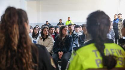 Iğdır Emniyeti Liselilerle Buluştu: Siber Güvenlik ve Kariyer Rehberliği