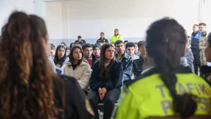 Iğdır Emniyeti Liselilerle Buluştu: Siber Güvenlik ve Kariyer Rehberliği