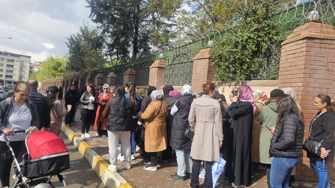 Iğdır İnönü İlkokulu Velileri Vali Konağı Önünde Toplandı: "Çocuklarımızı Mağdur Etmeyin"