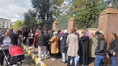 Iğdır İnönü İlkokulu Velileri Vali Konağı Önünde Toplandı: "Çocuklarımızı Mağdur Etmeyin"