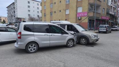 Iğdır Merkezde Trafik Kazası: İki Araç Çarpıştı!
