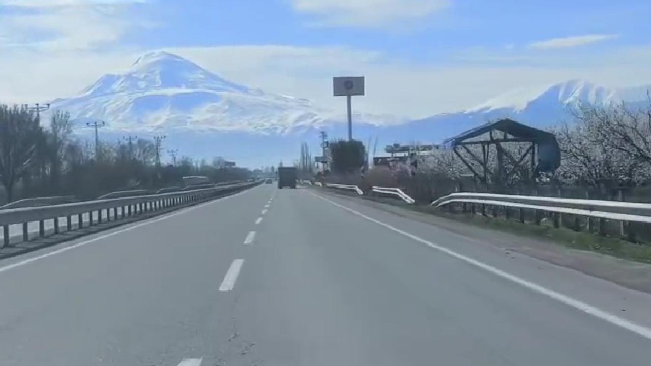 Iğdır Ovası'nda Görsel Şölen: Görenler Durup İzliyor!