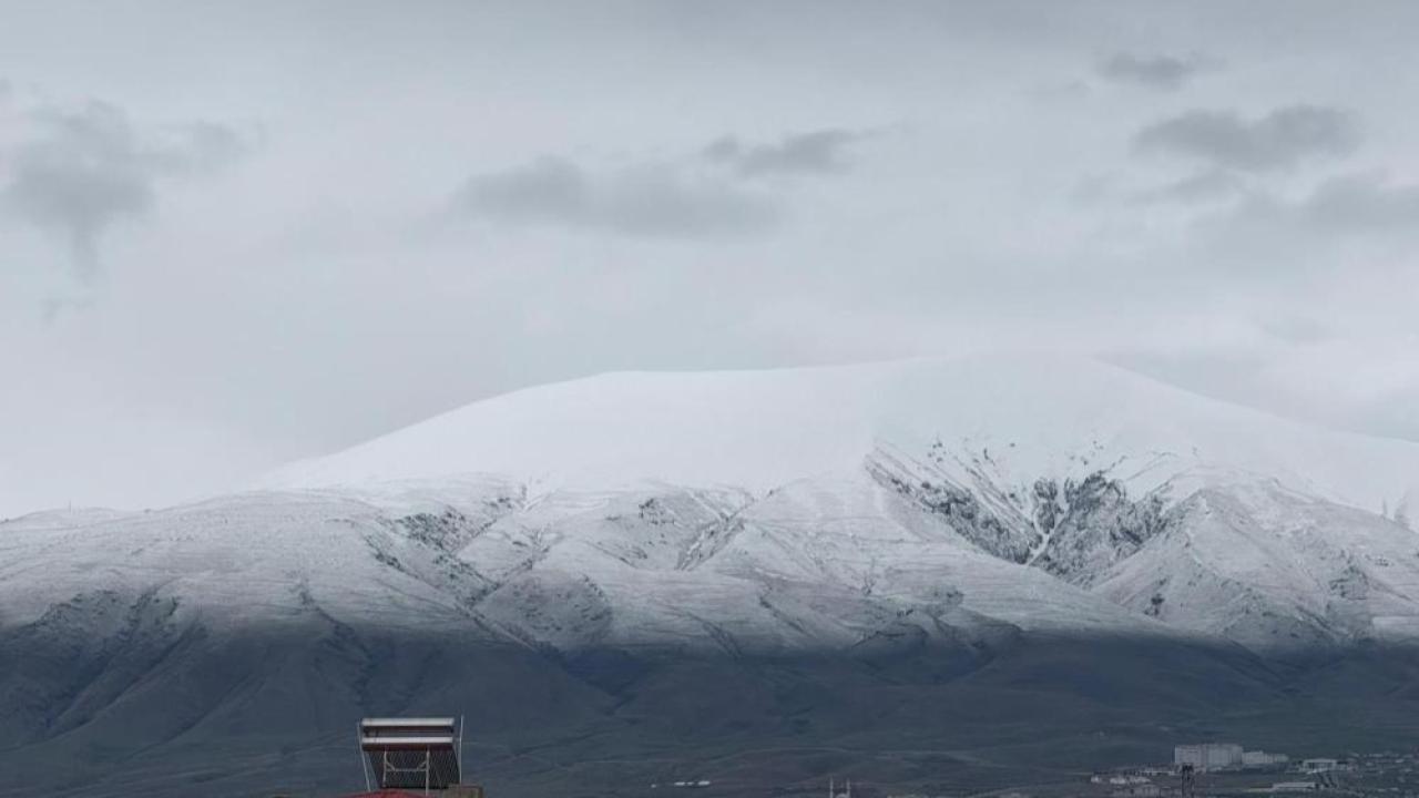 Iğdır Ovası'nı çevreleyen sıra dağlar yeniden beyaza büründü