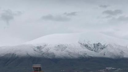 Iğdır Ovası'nı çevreleyen sıra dağlar yeniden beyaza büründü