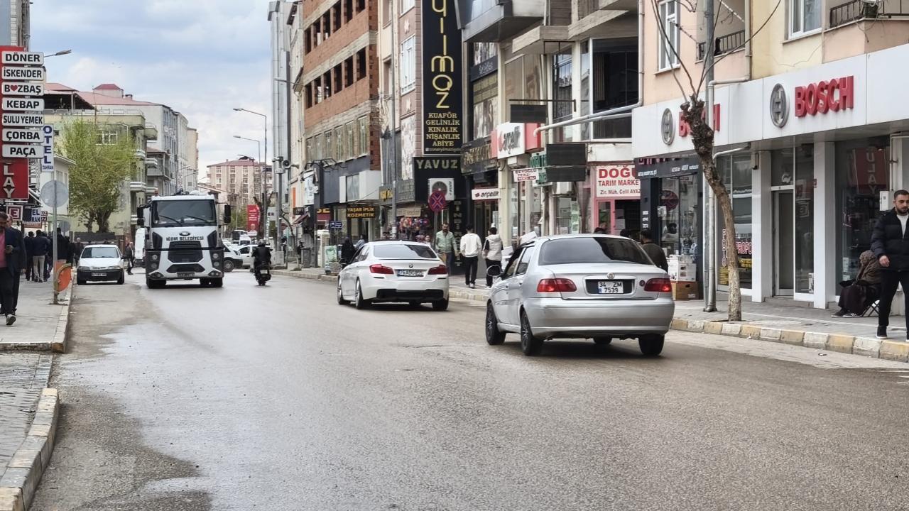 Iğdır Toza Teslim: Belediye Ekiplerinden Cadde ve Sokaklarda Sulama Mesaisi