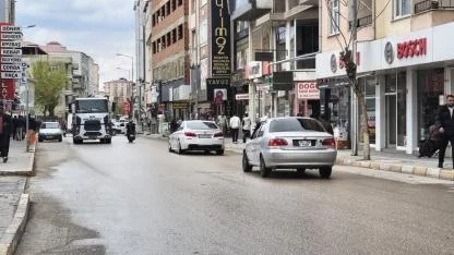 Iğdır Toza Teslim: Belediye Ekiplerinden Cadde ve Sokaklarda Sulama Mesaisi