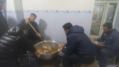 Iğdır Üçkaya köyünde gençlerin ihsan helvası mesaisi