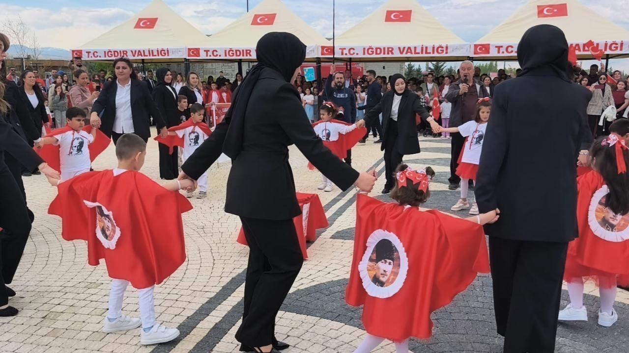 Iğdır’da 23 Nisan Coşkusu: Ay-Yıldızlı Pelerinler Meydanı Süsledi!