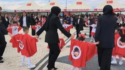 Iğdır’da 23 Nisan Coşkusu: Ay-Yıldızlı Pelerinler Meydanı Süsledi!