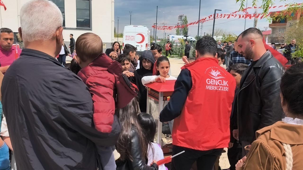 Iğdır’da 23 Nisan Coşkusu: Çocuklara Pamuk Şeker ve Mısır Ziyafeti