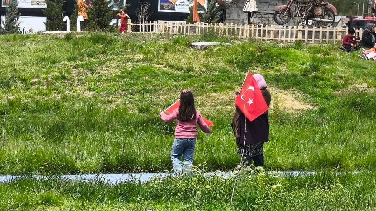 Iğdır’da 23 Nisan Kutlamalarında Yaşlı Kadın ve Torununun Bayrak Sevgisi Hayran Bıraktı