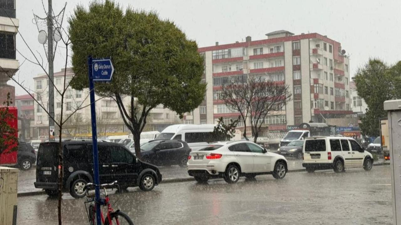 Iğdır’da 5 Dakikalık Sağanak Yetti: Caddeler Göle Döndü, Kanalizasyonlar Taştı