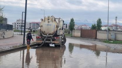 Iğdır'da aniden bastıran sağanaktan yollar göle döndü