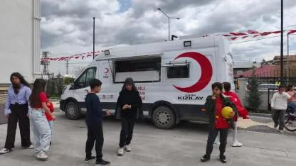 Iğdır'da Bayram Neşesi: Kızılay'dan Tatlı Destek