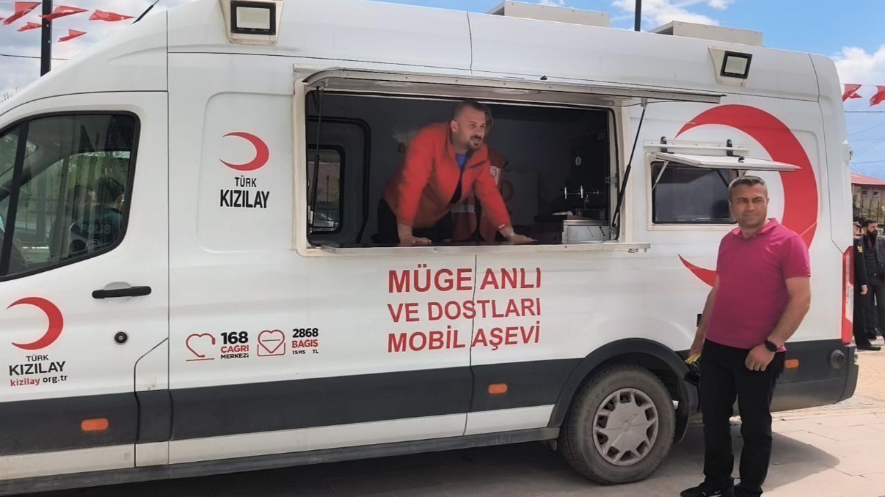 Iğdır'da Bayram Neşesi: Kızılay'dan Tatlı Destek