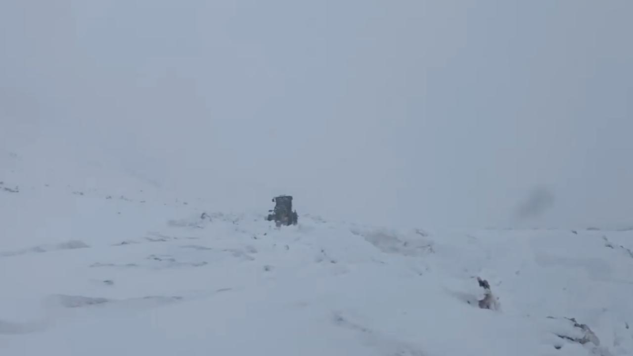 Iğdır’da Ekiplerin Kar Mesaisi: Gaziler Grup Yolu Trafiğe Açıldı