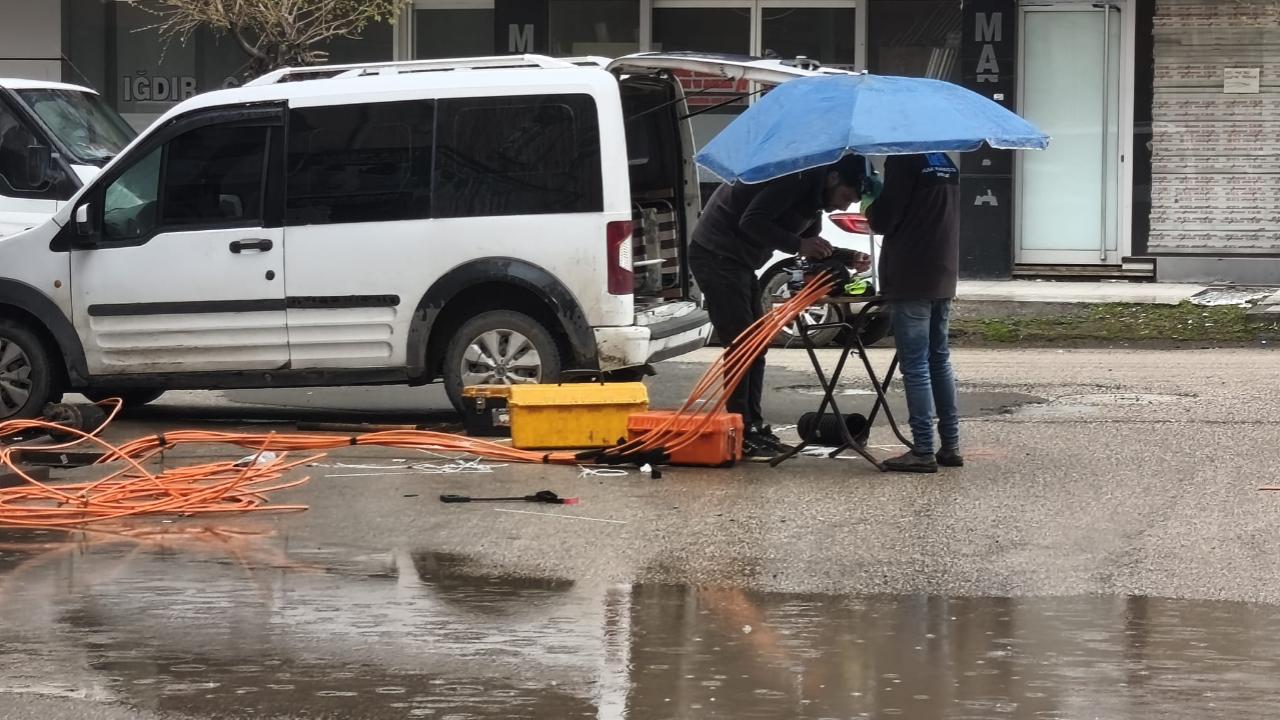 Iğdır’da Hizmet Aşkı: Yağmur Çamur Demeden Fiber Ağlar Örülüyor