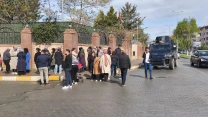 Iğdır’da İki Okulun Yıkılma Kararını Duyan Veliler Bir Araya Geldi