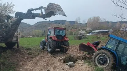 Iğdır’da Şarampole Kayan Traktör İş Makinesiyle Kurtarıldı