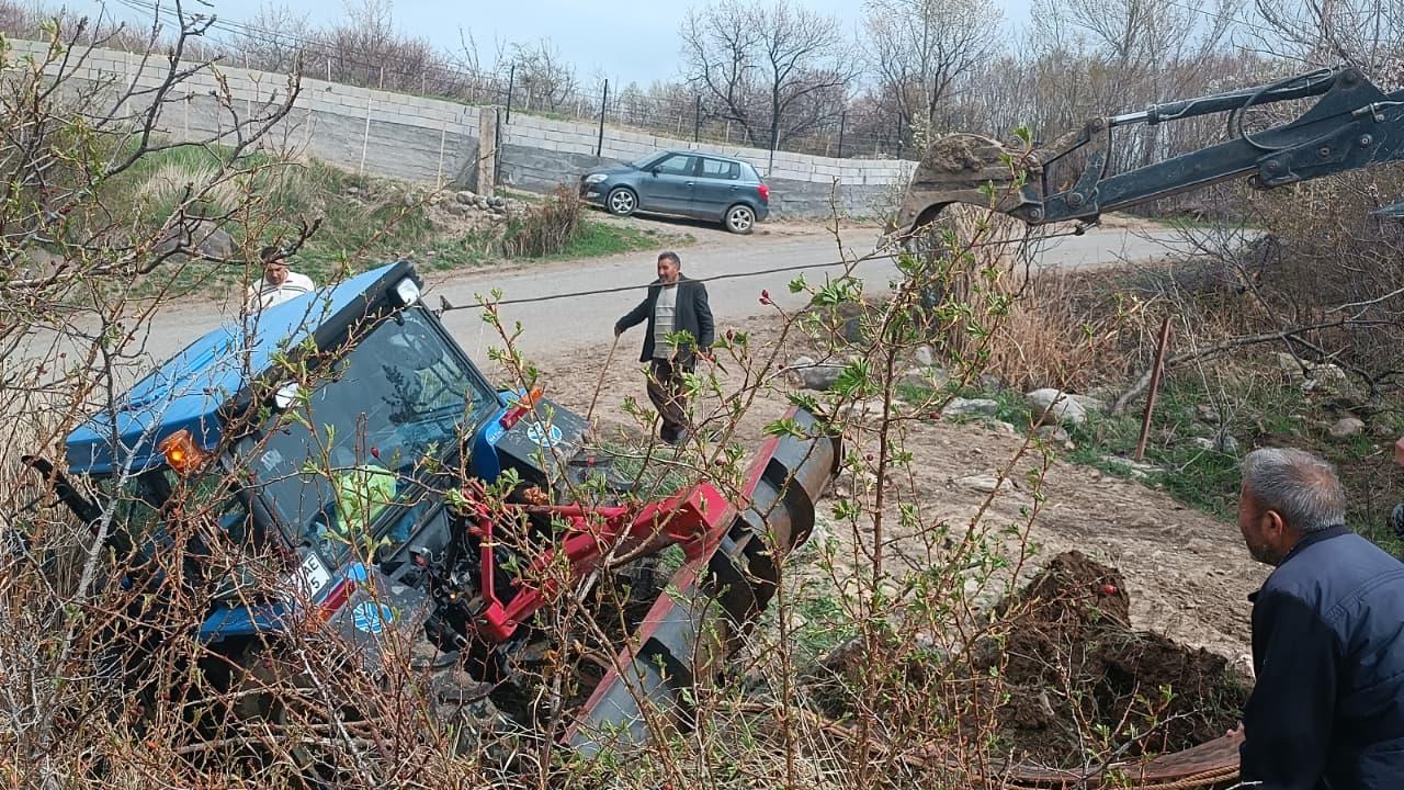 Iğdır’da Şarampole Kayan Traktör İş Makinesiyle Kurtarıldı