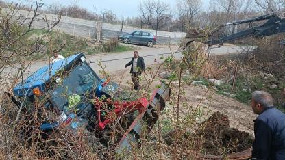 Iğdır’da Şarampole Kayan Traktör İş Makinesiyle Kurtarıldı