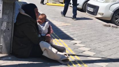 Iğdır’da Vicdan Sömürüsü: Dilenciler Bebekleri Maske Yaptı!