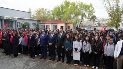 Iğdır’da Yeni Hafta İstiklal Marşı ile Başladı: Protokol Okullardaydı