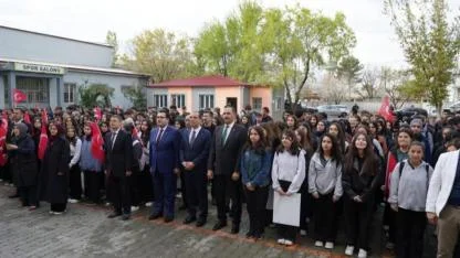 Iğdır’da Yeni Hafta İstiklal Marşı ile Başladı: Protokol Okullardaydı