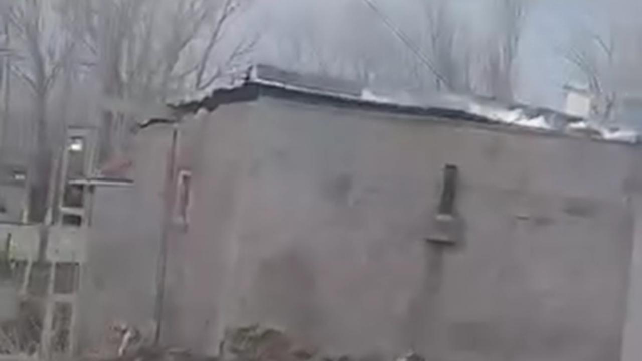 Iğdır'ın Tuzluca ilçesinde fırtına evin çatısını uçurdu