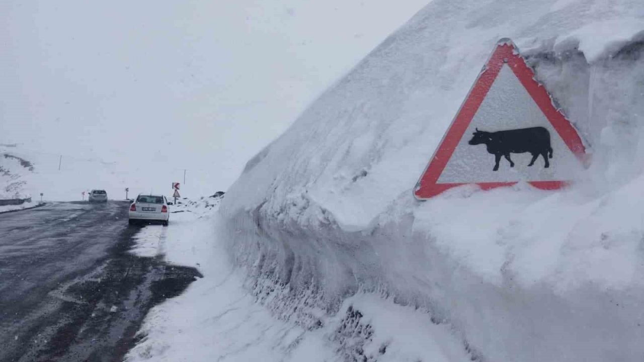 Ilgar Dağı’nda Nisan Sonunda Kış Mesaisi: Kar Kalınlığı Tabela Boyunu Aştı